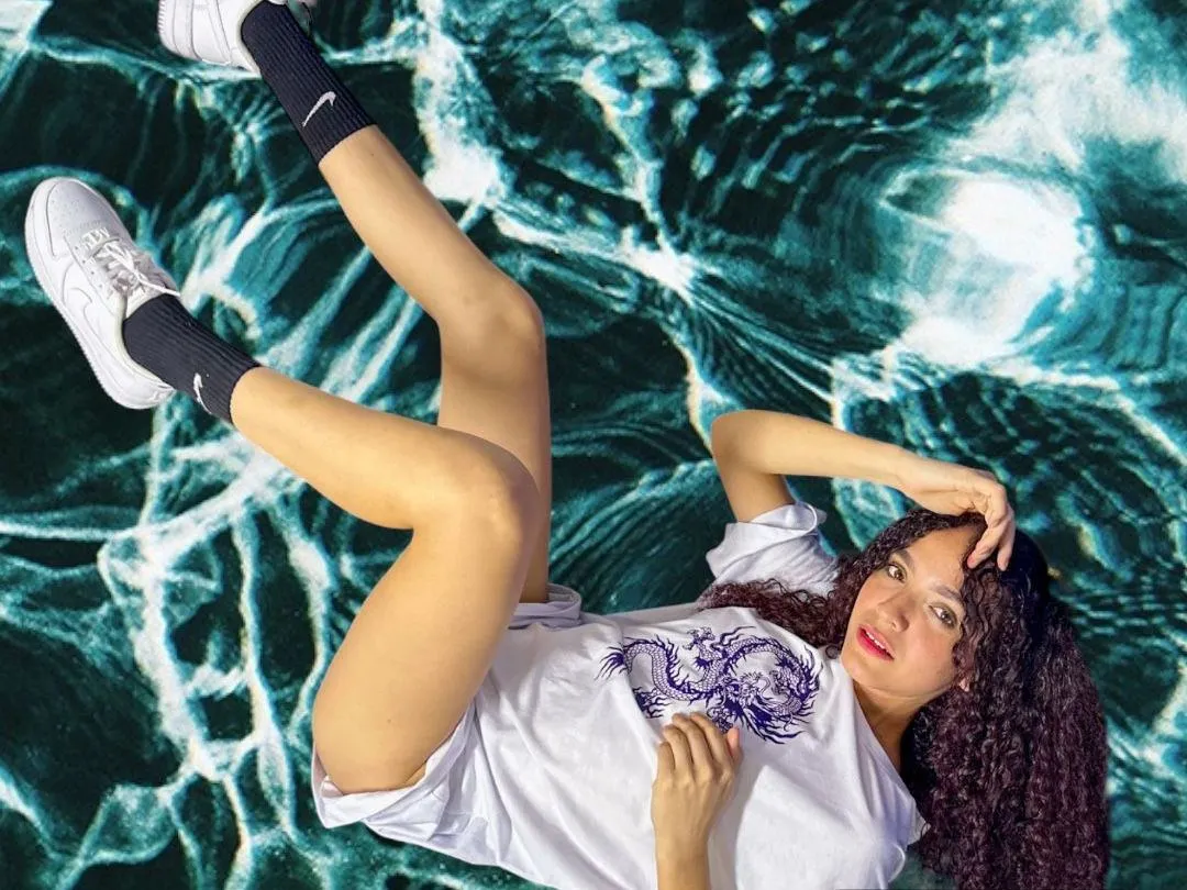 Live sex webcam photo for Sharlot20 #5310619