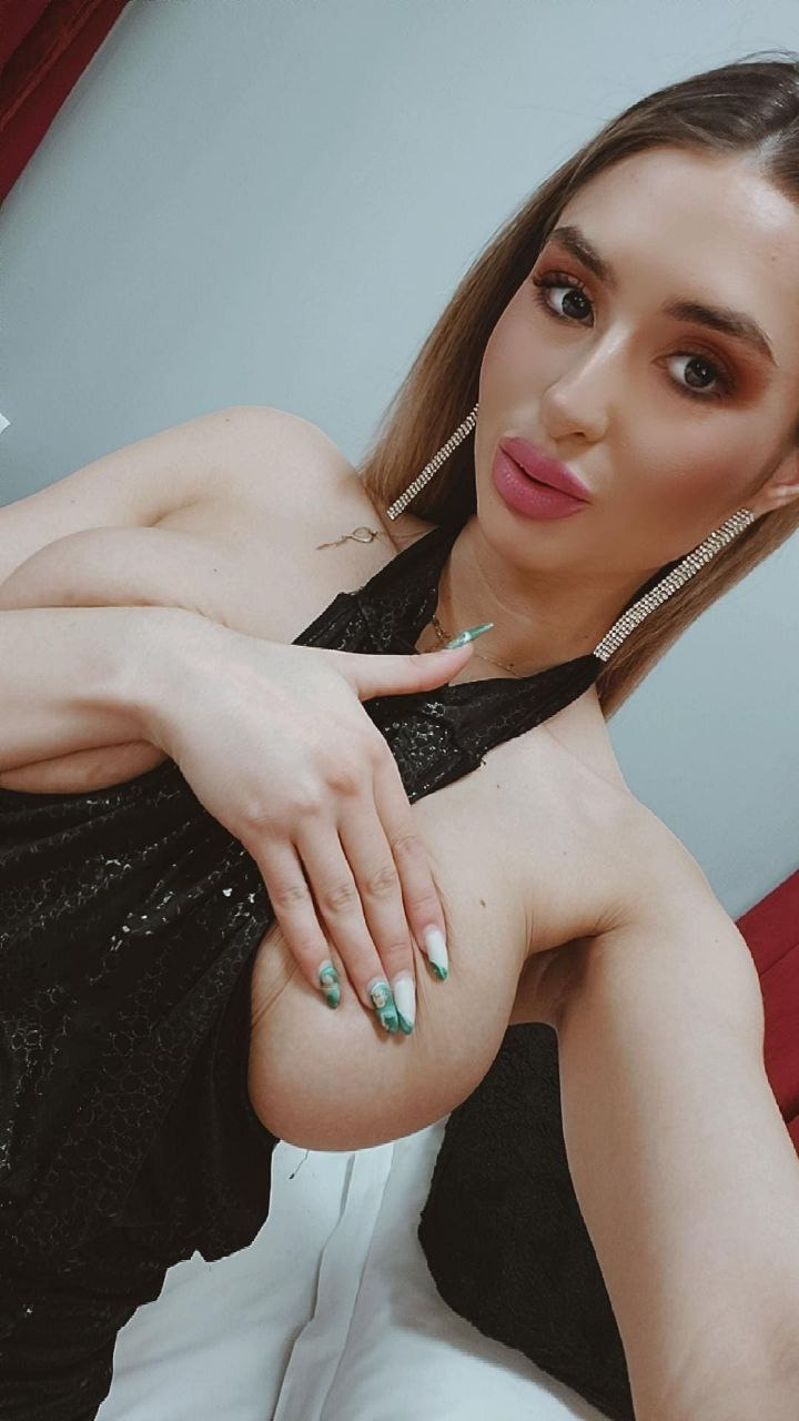 Live sex webcam photo for LoraDevine #7780167