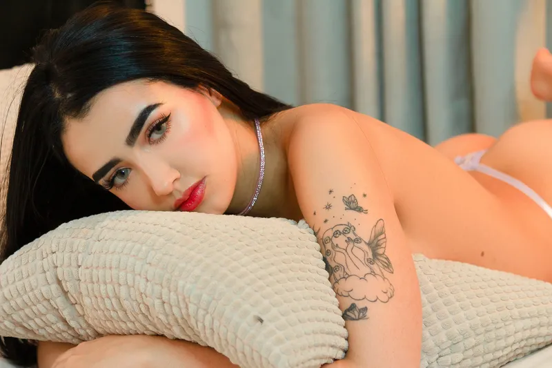 Live sex webcam photo for EmyBlackk #3413538