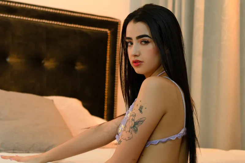Live sex webcam photo for EmyBlackk #3413528