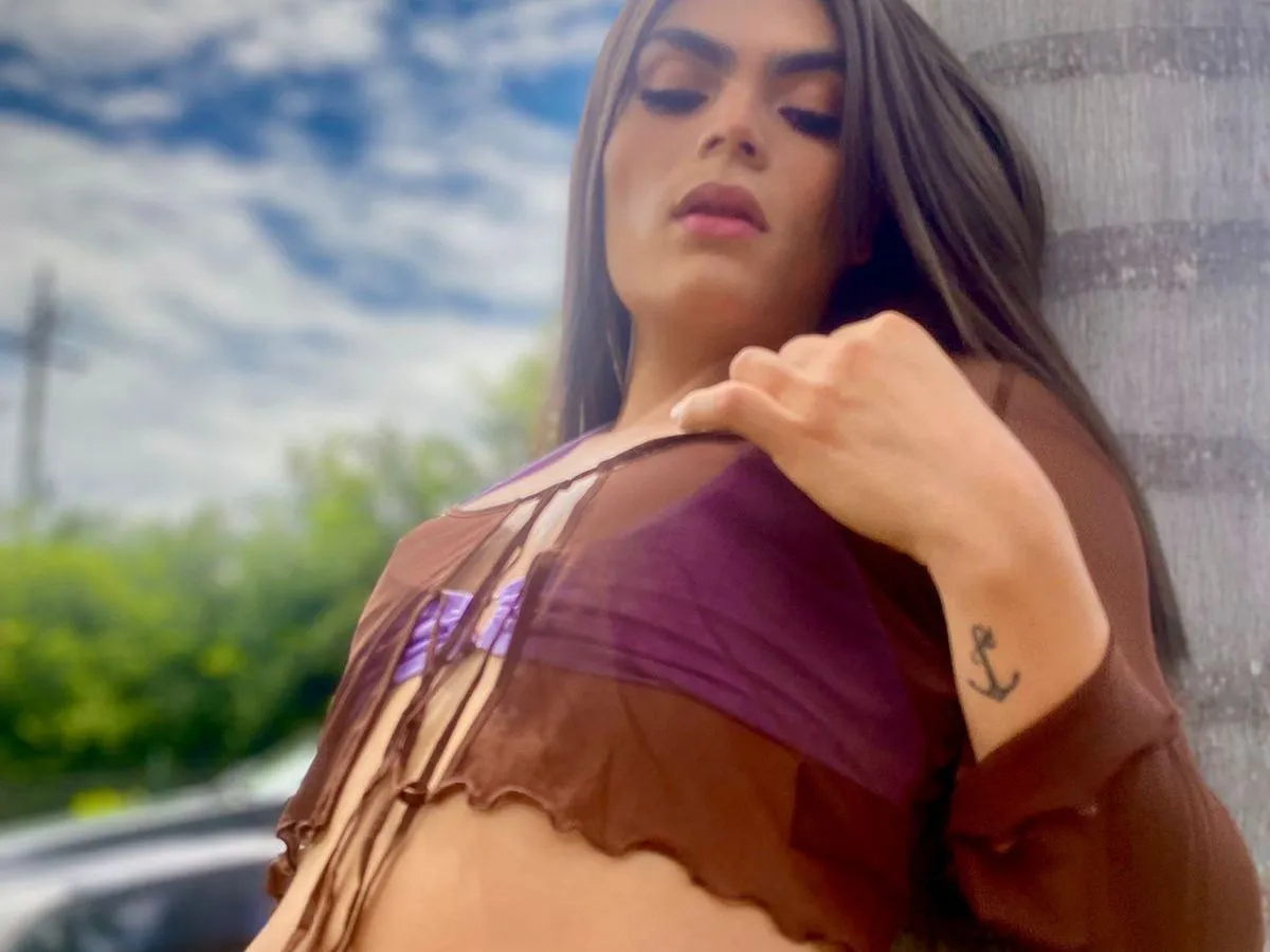 Live sex webcam photo for MaddyQueen #3925890