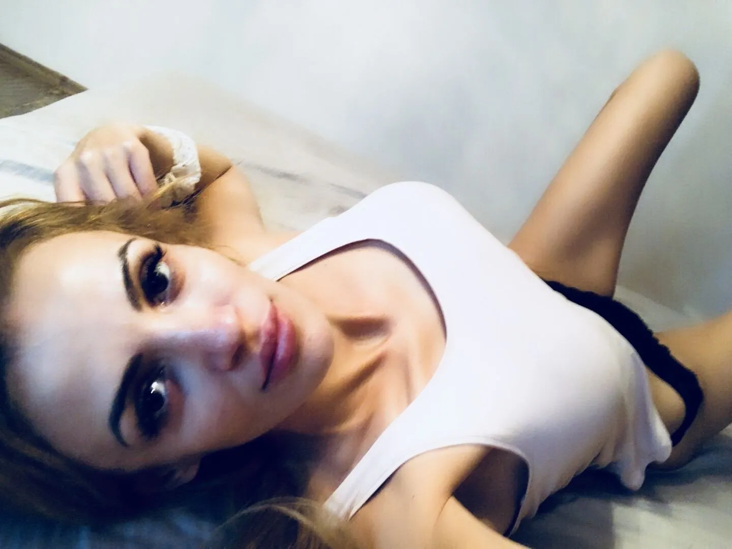 Live sex webcam photo for LoveGenieXXO #3951033