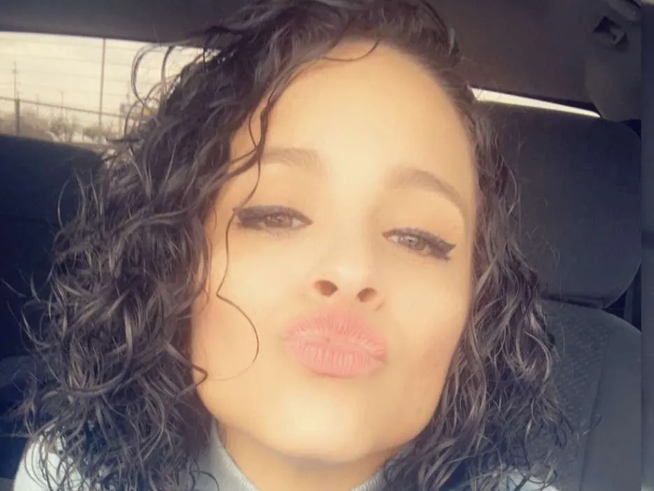 Live sex webcam photo for NellyGetsNaked #3228593