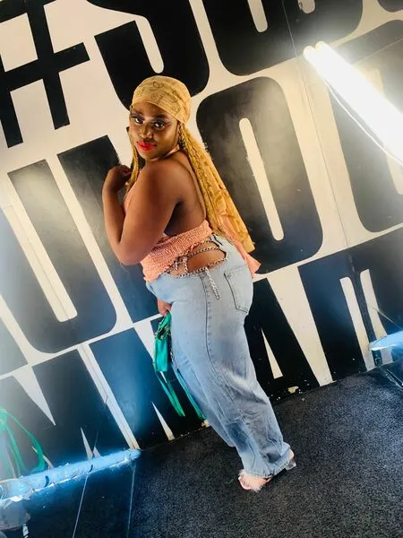 Live sex webcam photo for HotCurvy21 #3871596