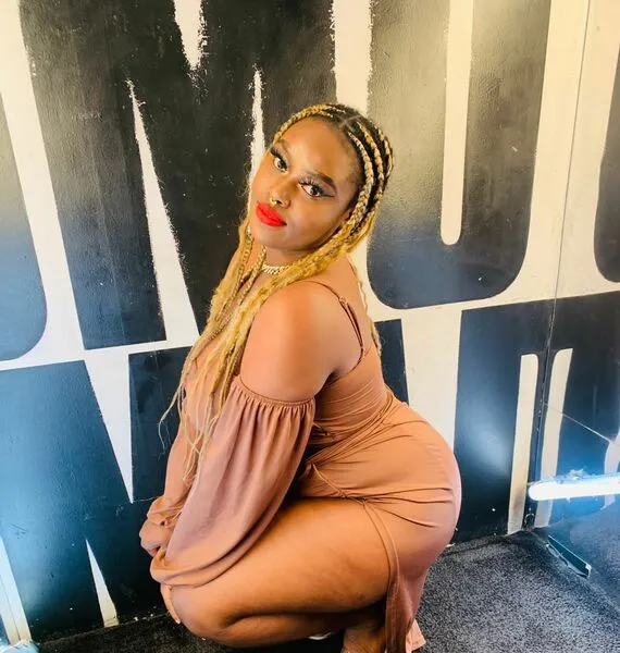 Live sex webcam photo for HotCurvy21 #3871595