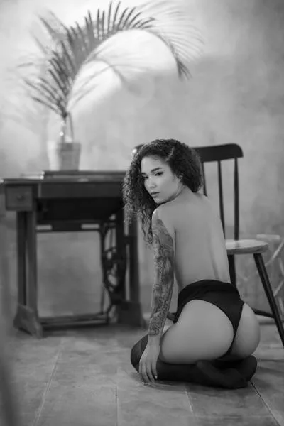 Live sex webcam photo for Miapetit #3282023