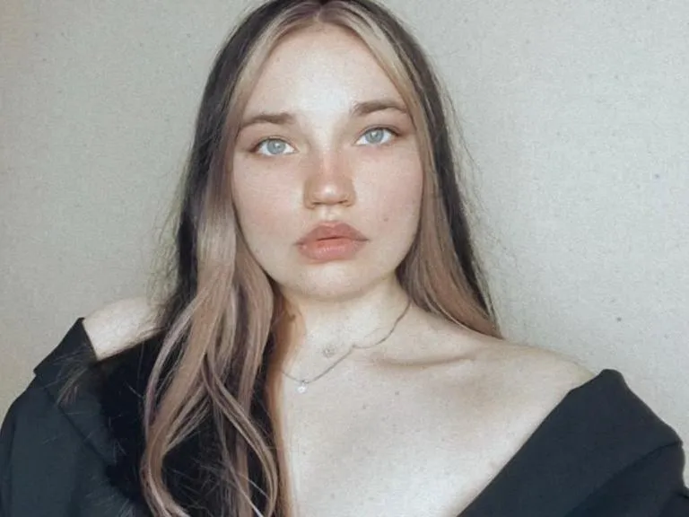 Live sex webcam photo for EllyAdorable #3238453