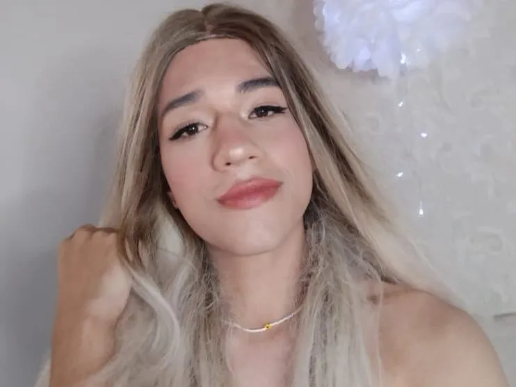 Live sex webcam photo for KARYLLOV18 #3307760