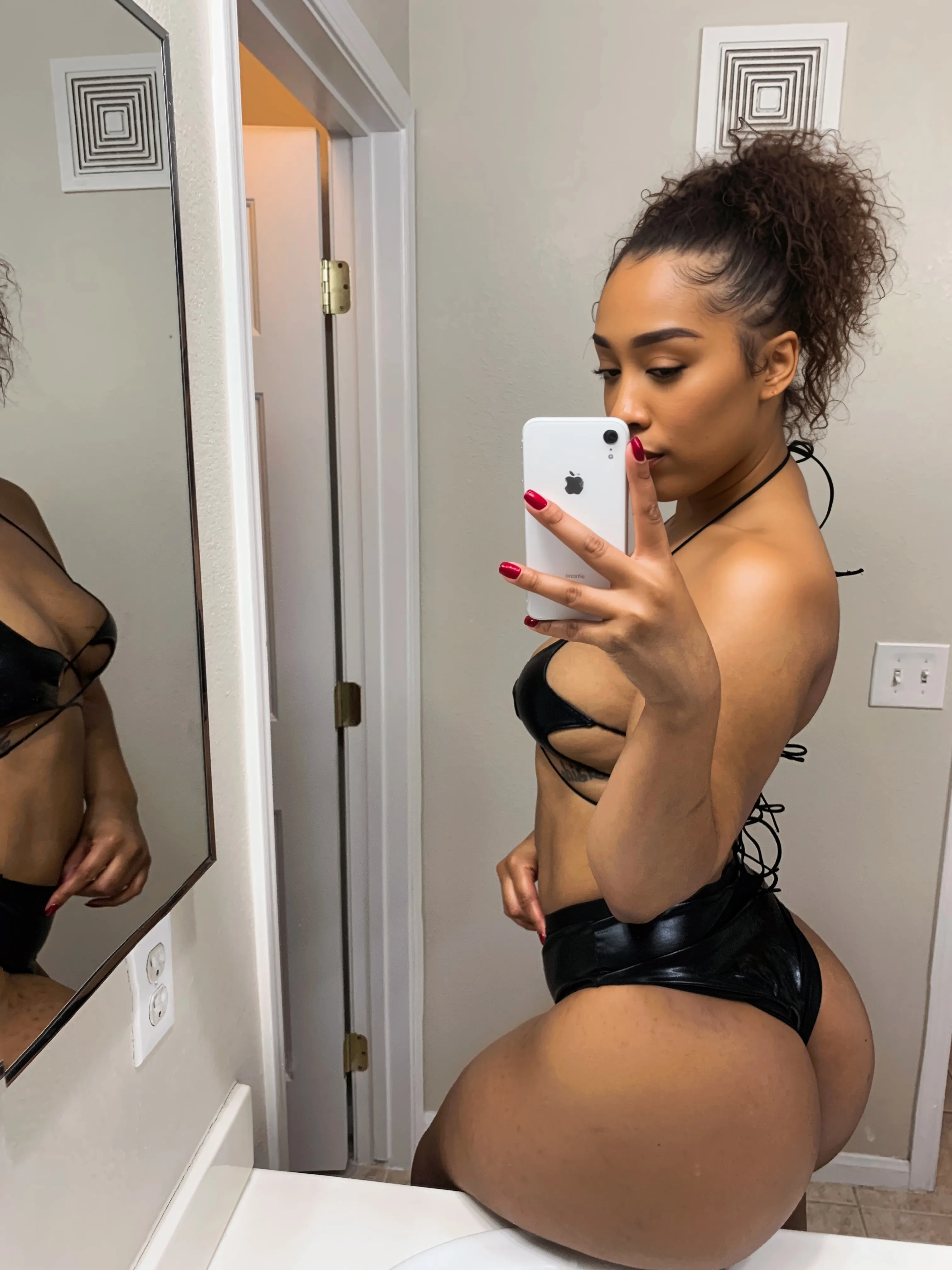 Live sex webcam photo for Heyjezelle #7808215