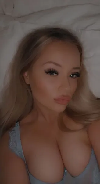 Live sex webcam photo for BlondeMissGee #3290101