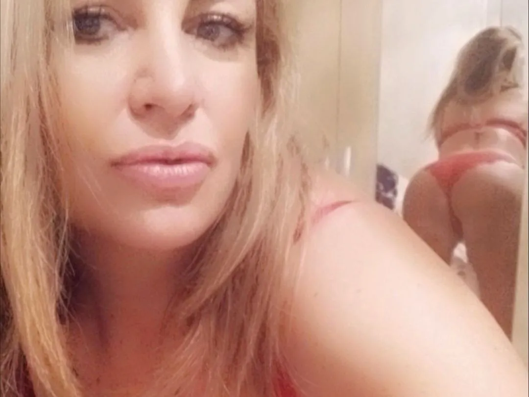 Live sex webcam photo for CheekyMILFAmix #3908190