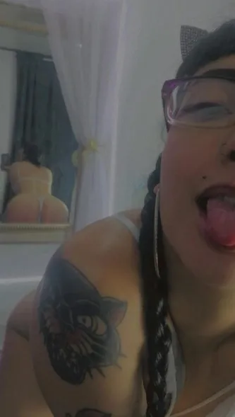 Live sex webcam photo for RoxxxyBigAss #3385002