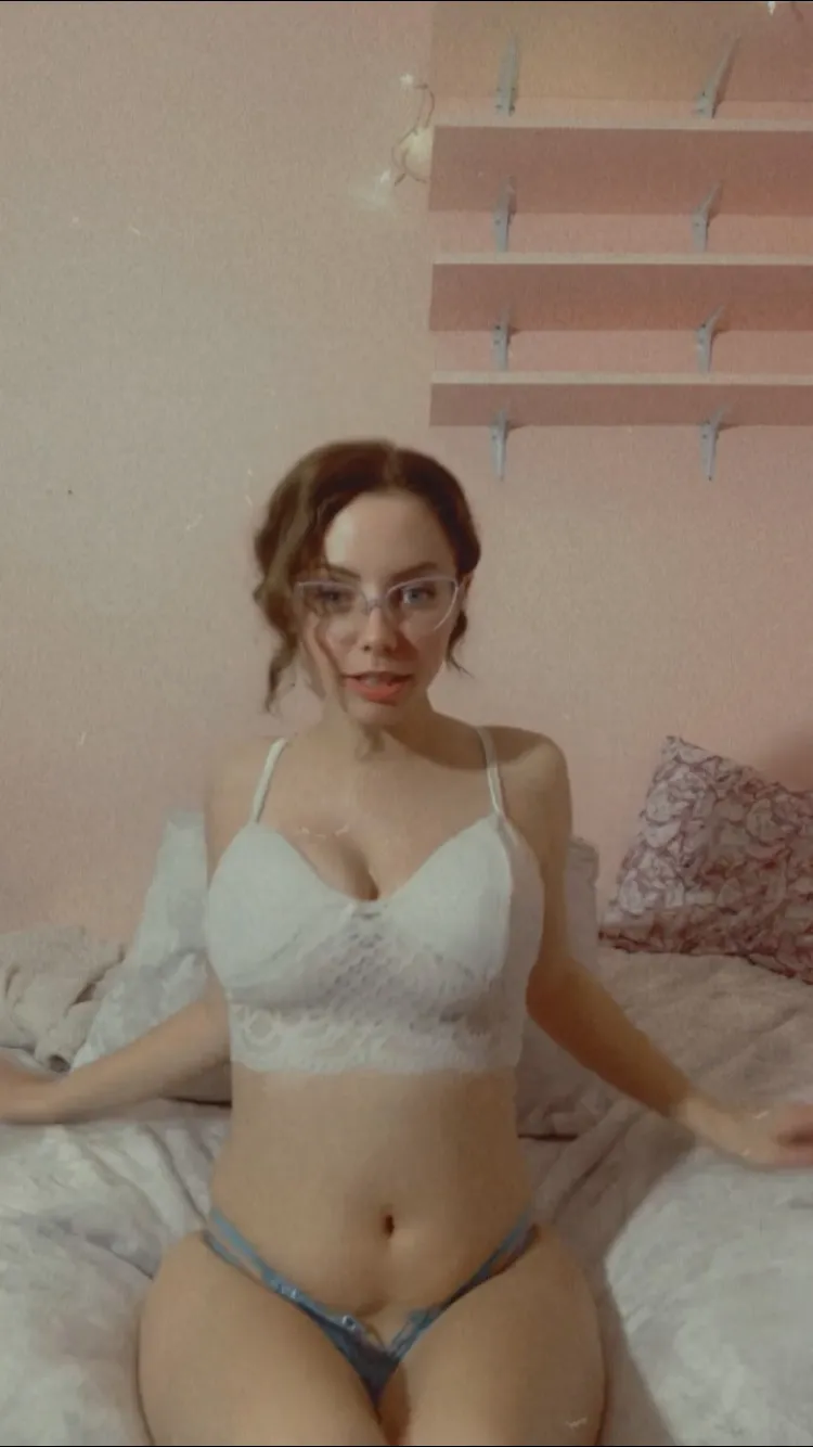 Live sex webcam photo for ChloeEllaaa #7941298