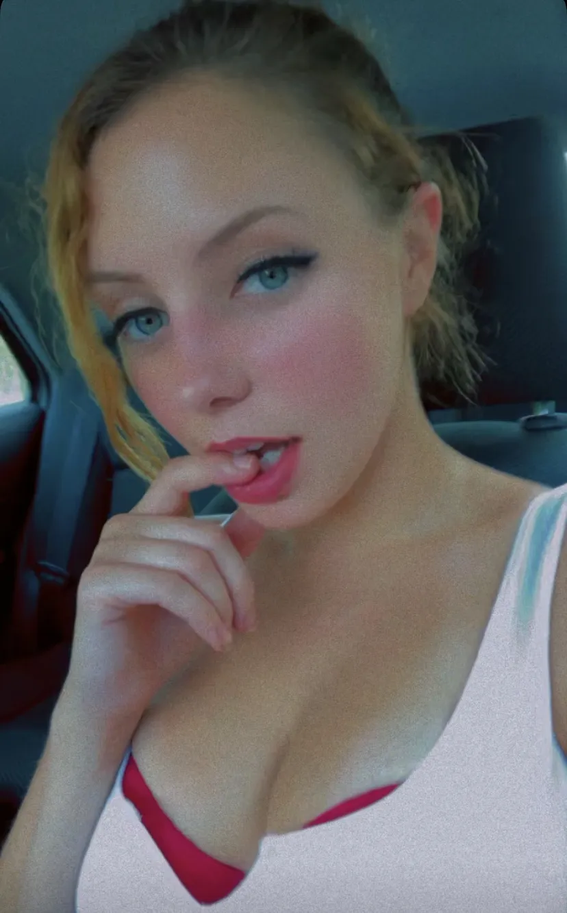 Live sex webcam photo for ChloeEllaaa #7941306