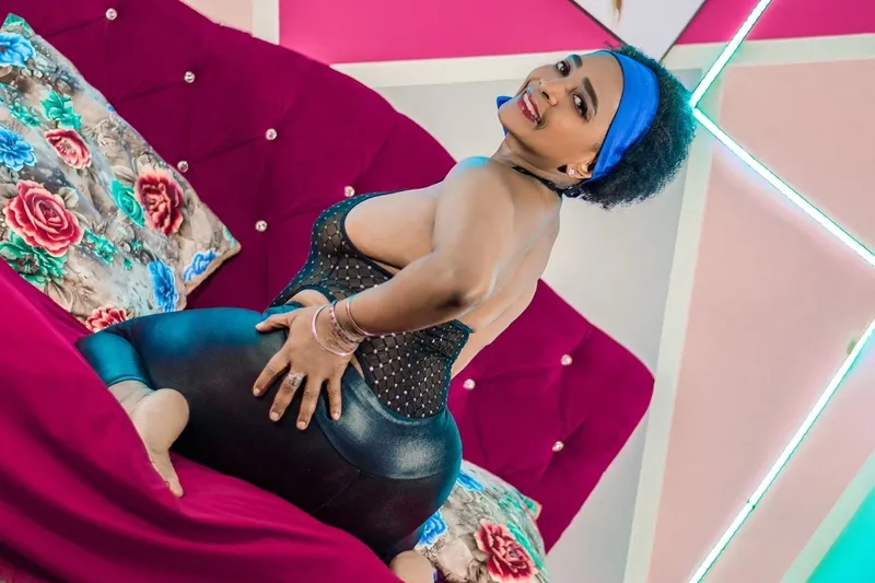 Live sex webcam photo for AinaEbonyMature #3378875