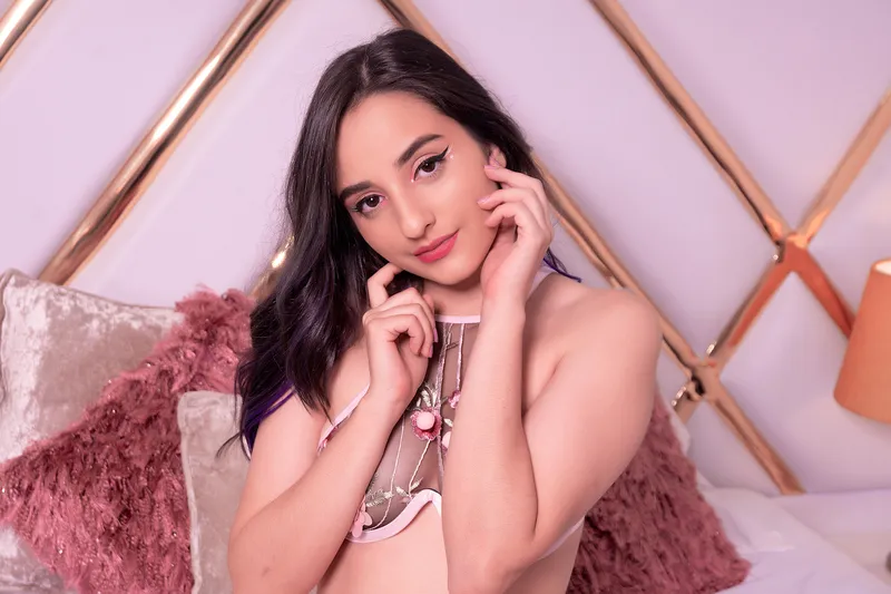 Live sex webcam photo for AliceWyn #3459125