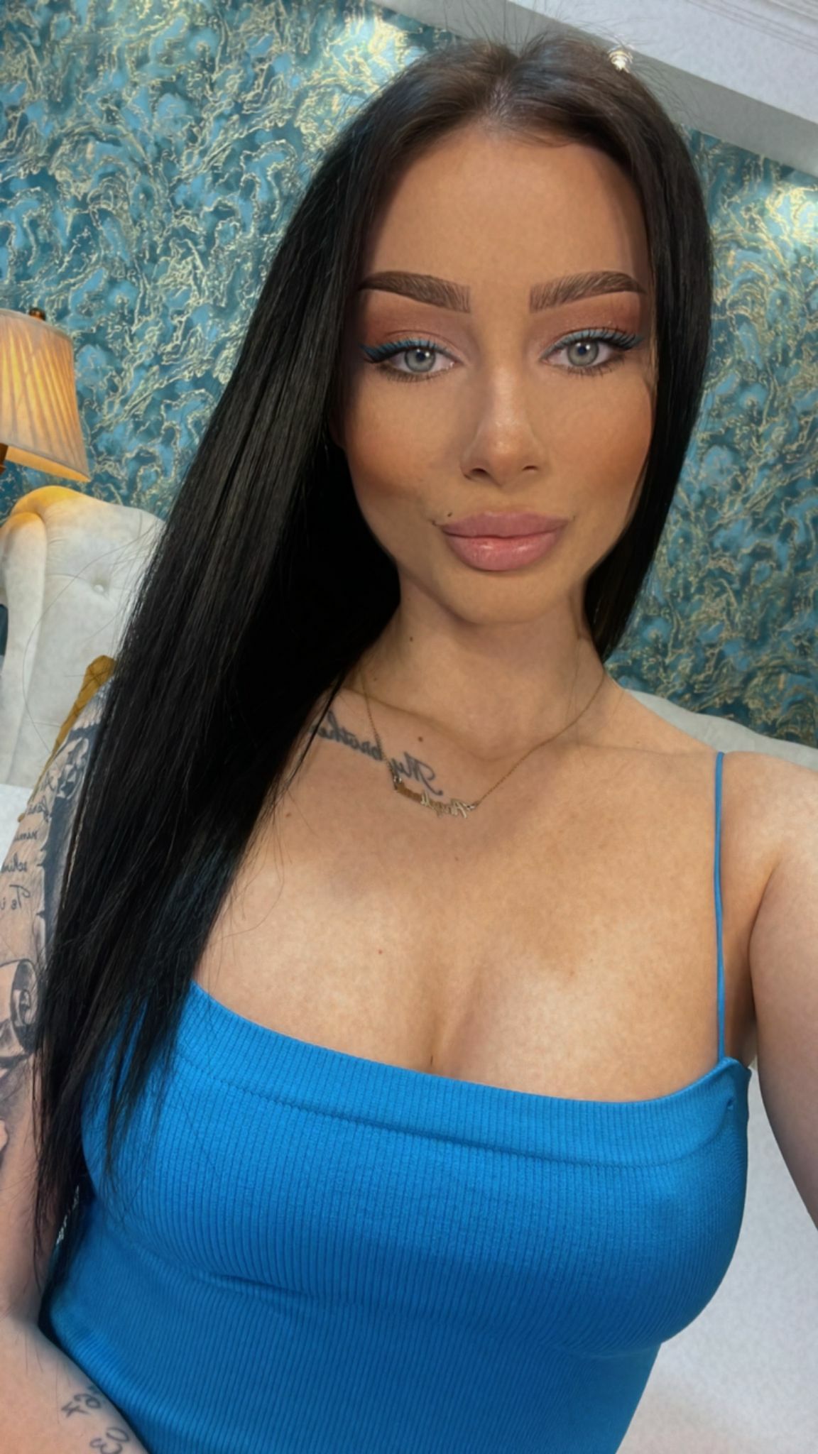 Live sex webcam photo for AngieShaen #7126902