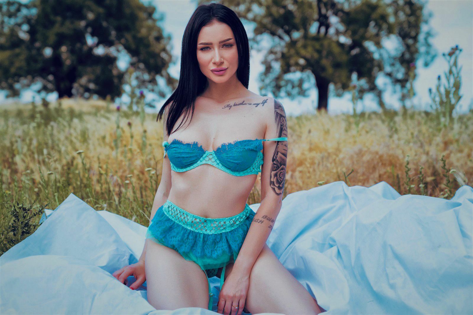 Live sex webcam photo for AngieShaen #7126922