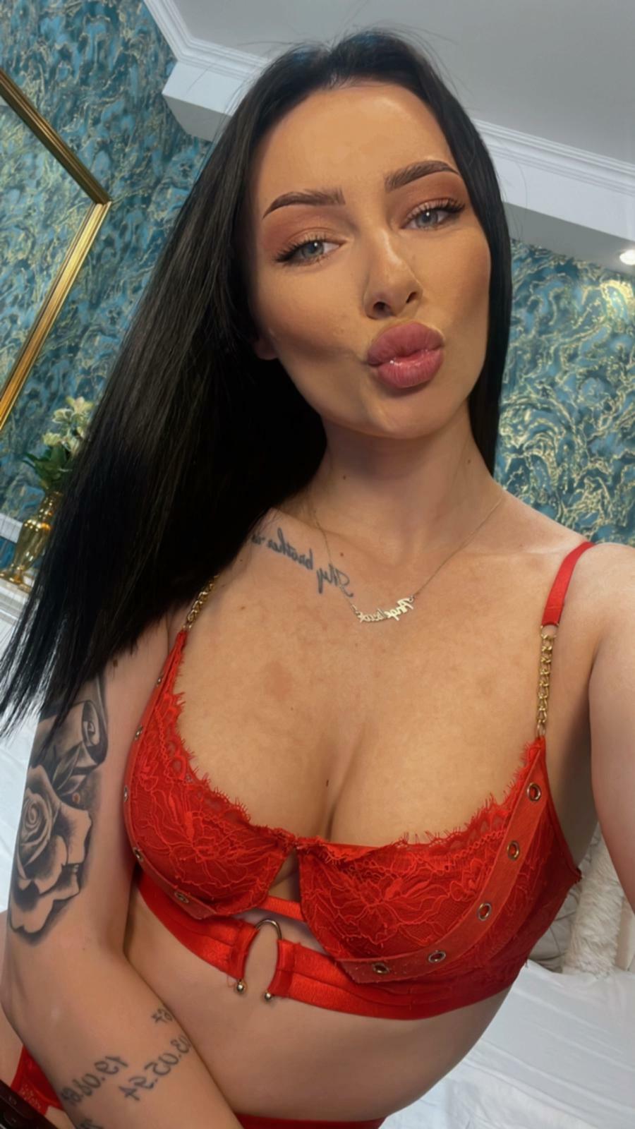 Live sex webcam photo for AngieShaen #7126906