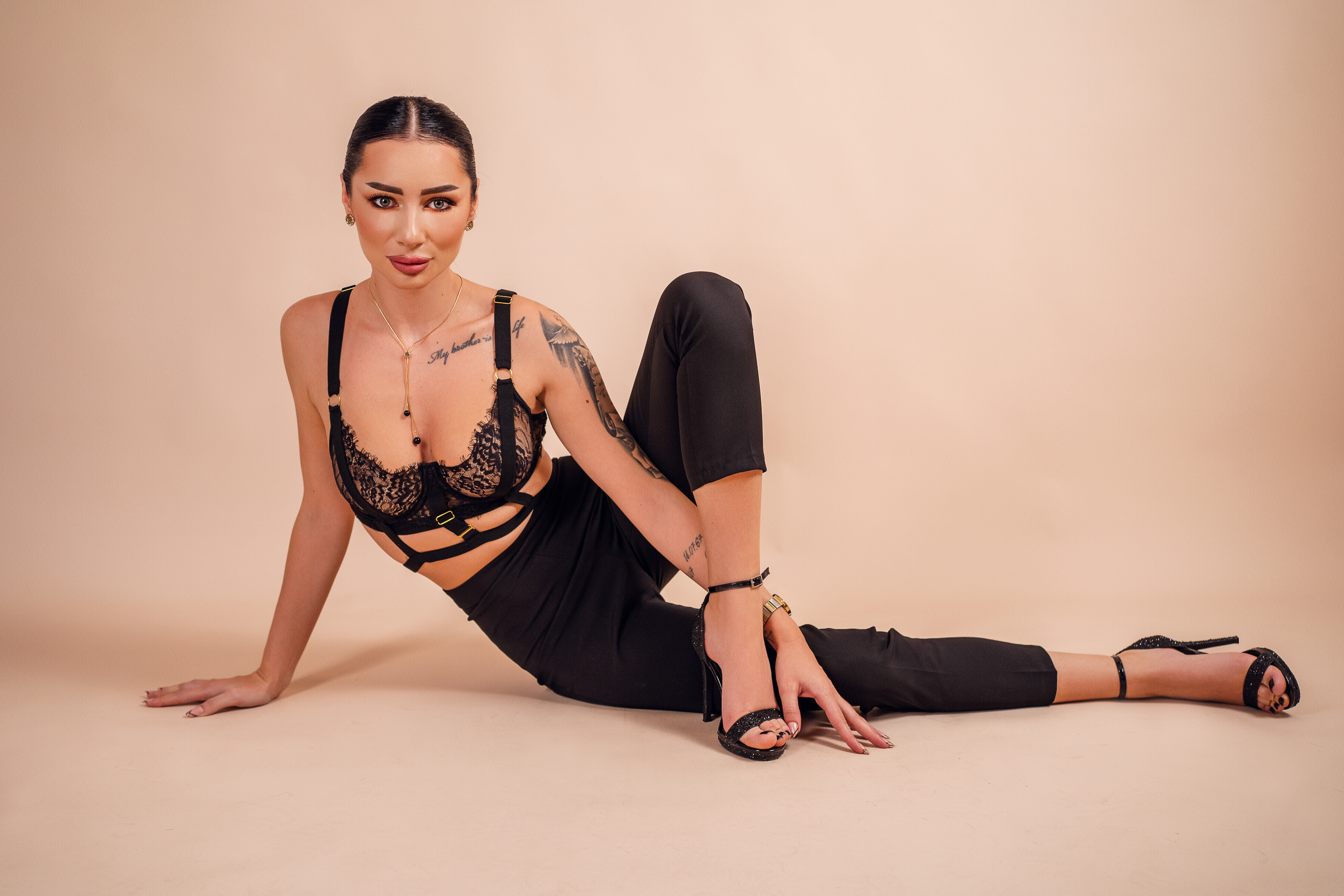 Live sex webcam photo for AngieShaen #7126935