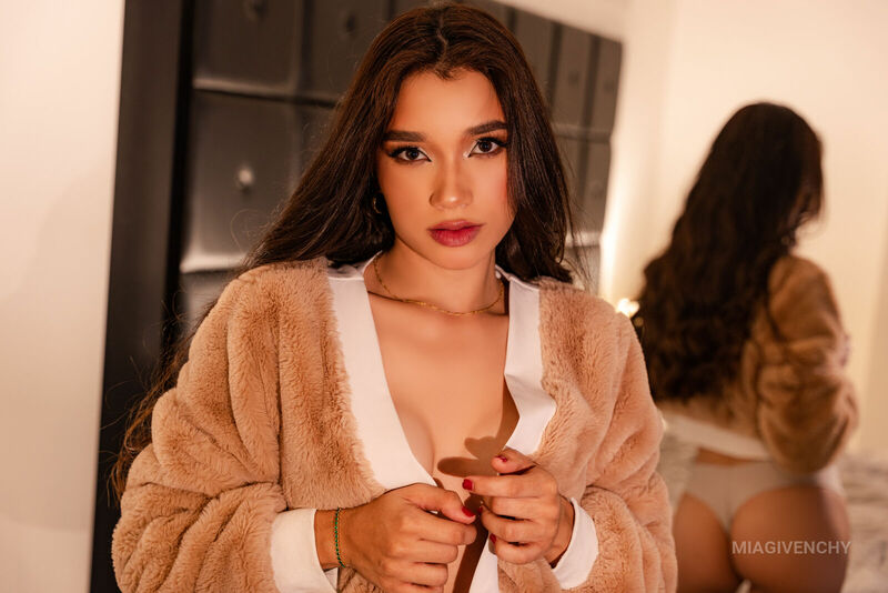 Live sex webcam photo for MiaGivenchy #3771464