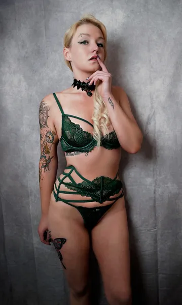 Live sex webcam photo for NovaRaeXxX #3379785