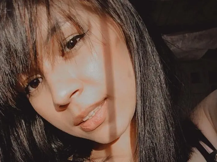 Live sex webcam photo for charllottebakeer #3386780