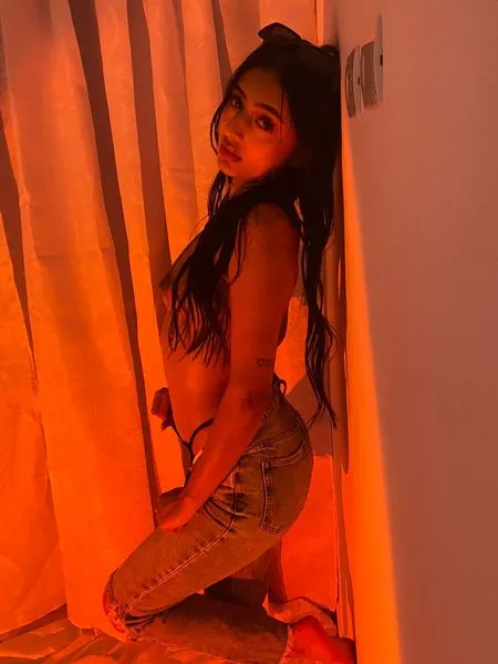 Live sex webcam photo for HelenCooppers #3489587