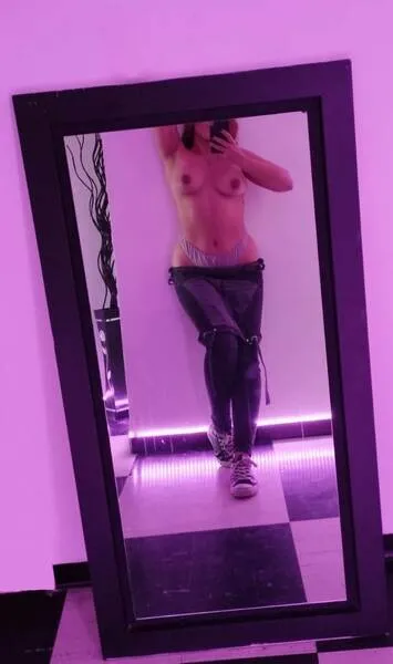 Live sex webcam photo for AvrilRoss #4036385