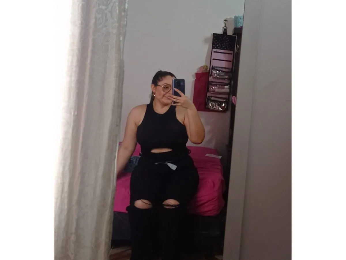 Live sex webcam photo for IsabellaGarciia #3390354