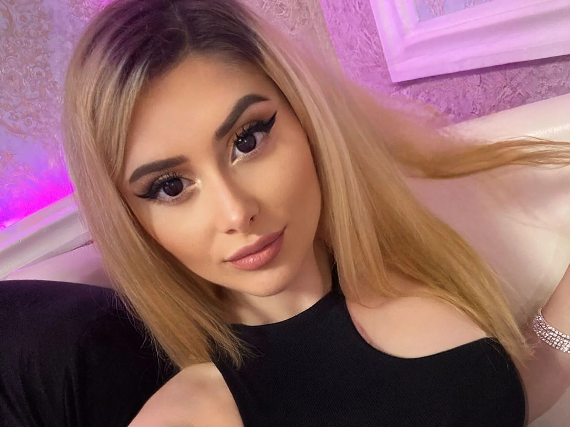 Live sex webcam photo for SerenaGrays #3518618