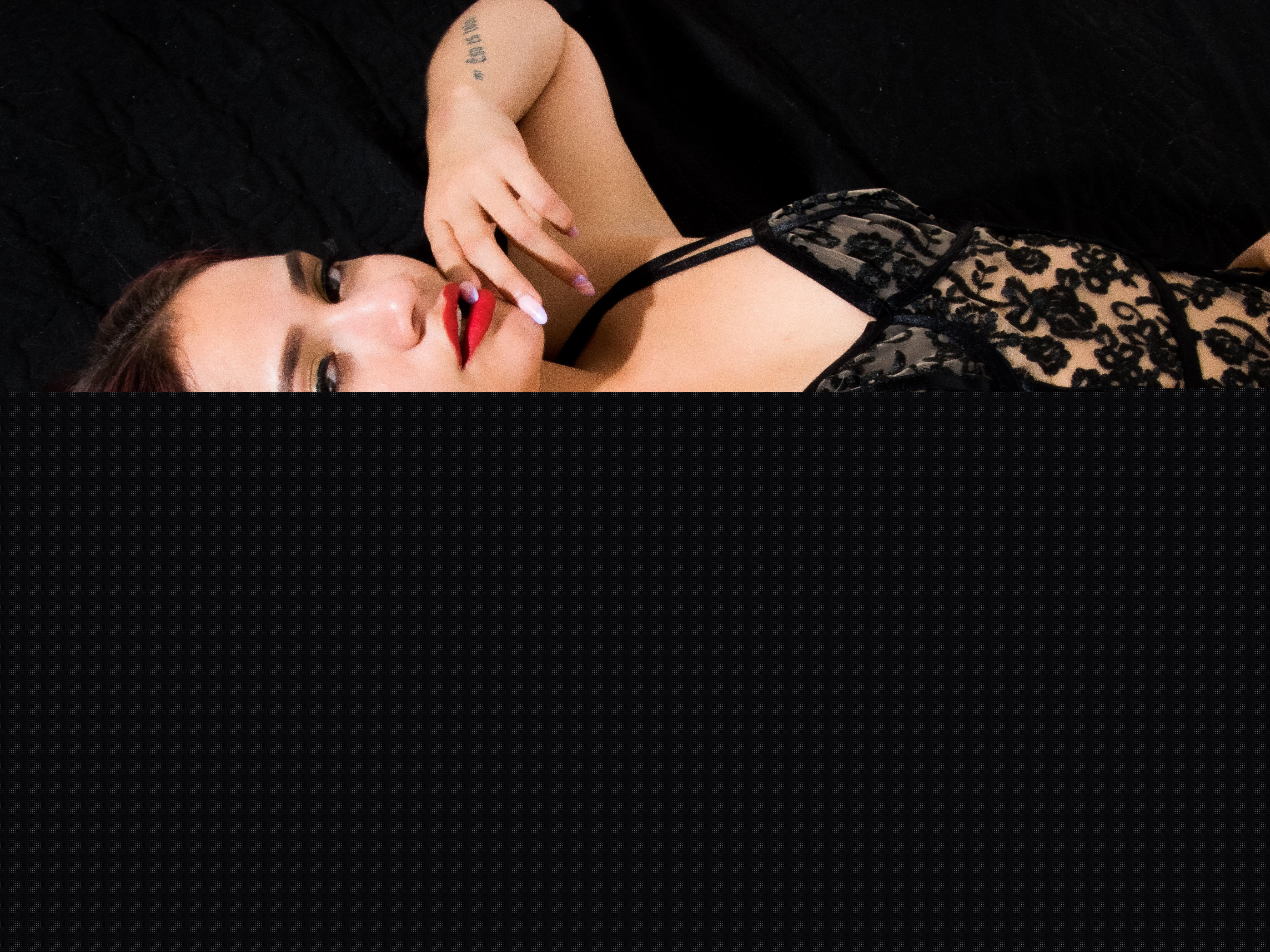 Live sex webcam photo for MiaDeLaCreme #3399450