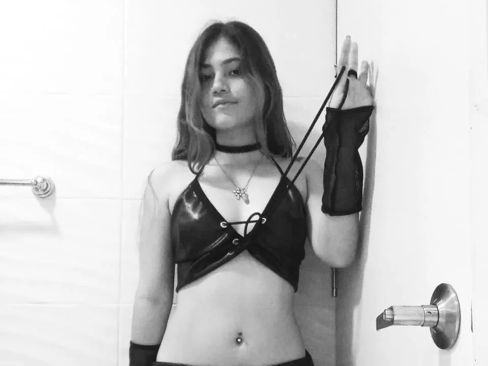 Live sex webcam photo for EllenHadid #3399047