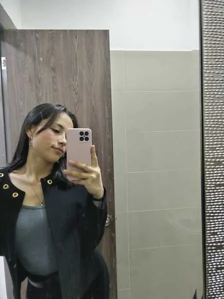 Live sex webcam photo for HannaPaws #3549782