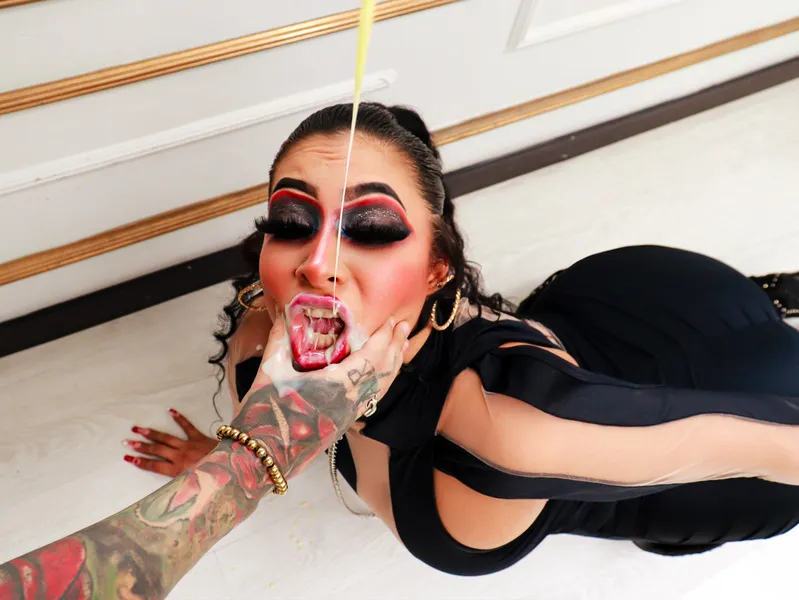 Live sex webcam photo for AngieeWill #7786877