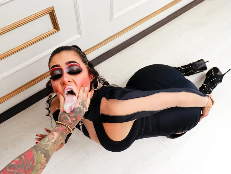 Live sex webcam photo for AngieeWill #7786870