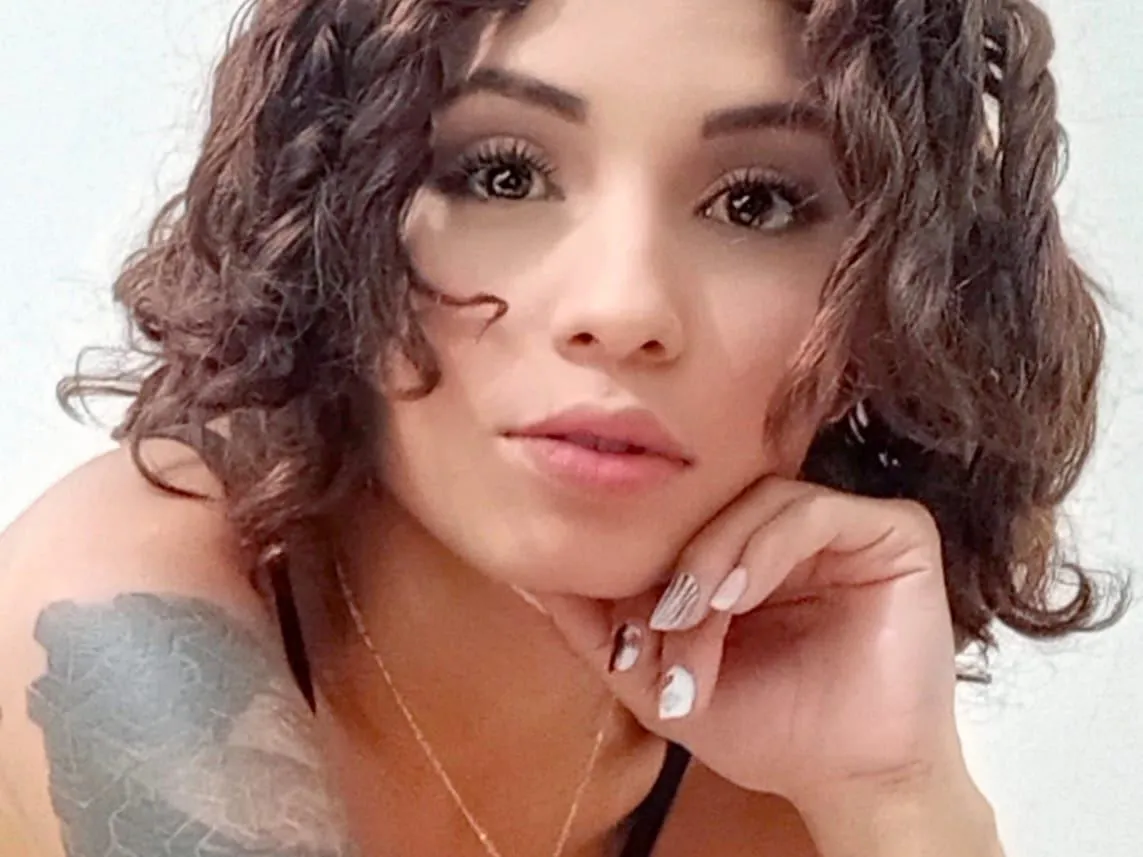 Live sex webcam photo for BellaVela18 #3439571