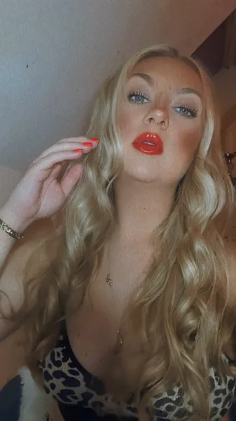 Live sex webcam photo for MaevaRoseXOXOX #5376620