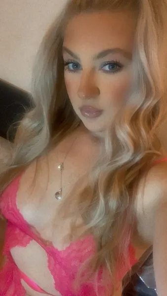 Live sex webcam photo for MaevaRoseXOXOX #3546406