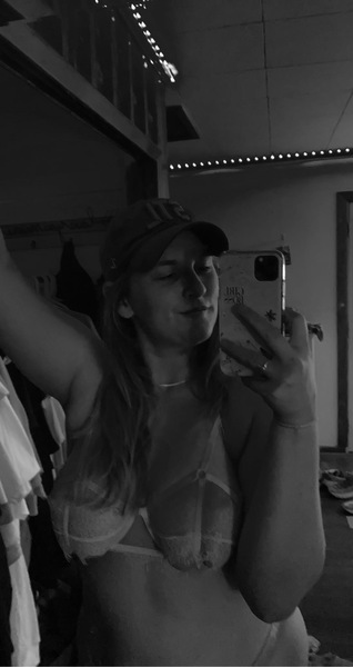 Live sex webcam photo for Curvaceouscole #3590765