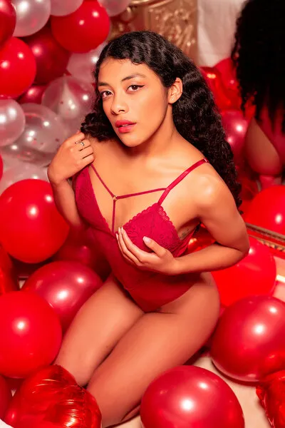 Live sex webcam photo for TharaHadid #4055469