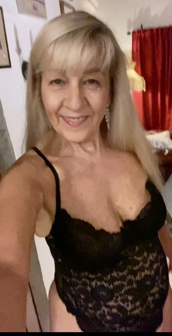 Live sex webcam photo for FoxyLeo #7324303