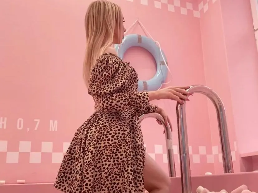 Live sex webcam photo for KittyyySarah #3498476