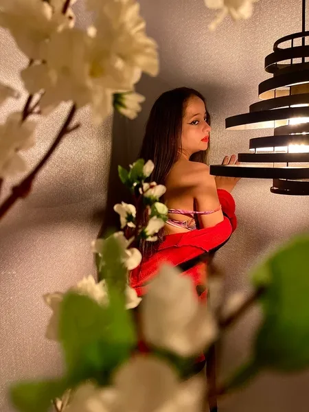 Live sex webcam photo for LizzyyCutee #3835975