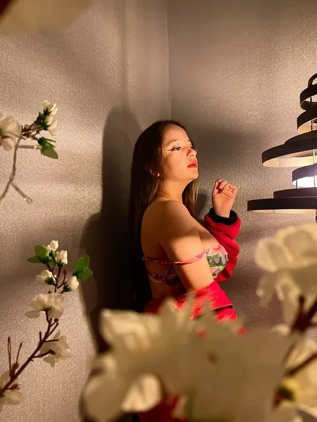 Live sex webcam photo for LizzyyCutee #3835976