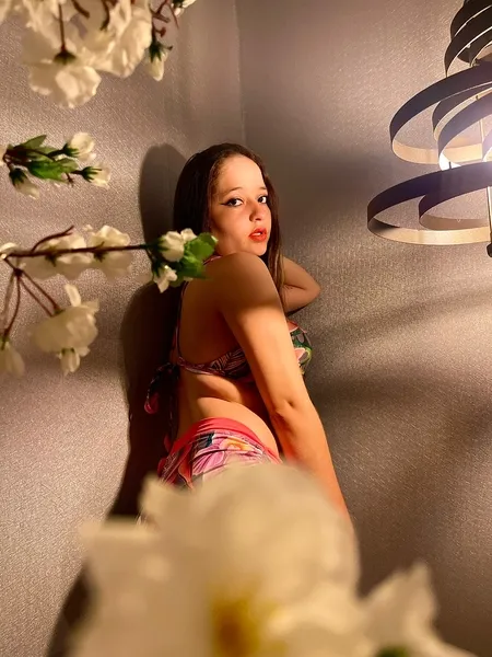 Live sex webcam photo for LizzyyCutee #3835978