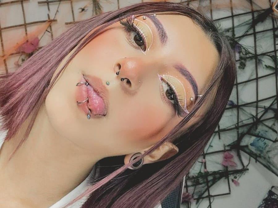 Live sex webcam photo for MaddyHowrd #3755847