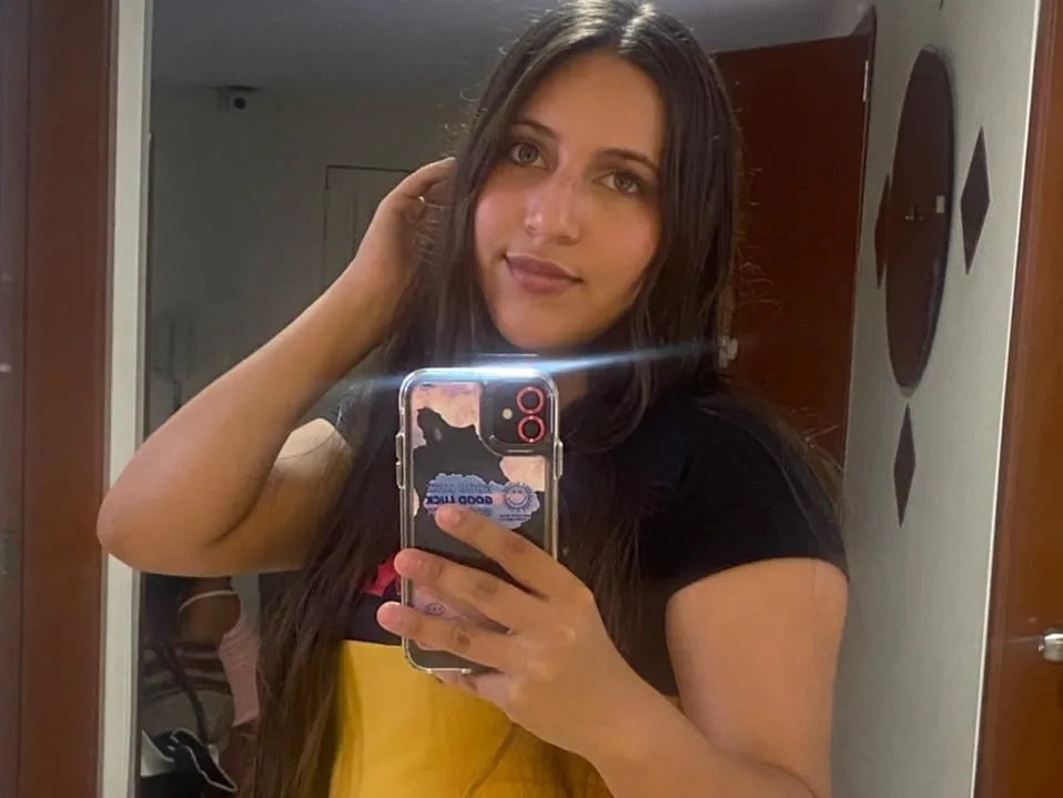 Live sex webcam photo for Emiilyyjones #3524502