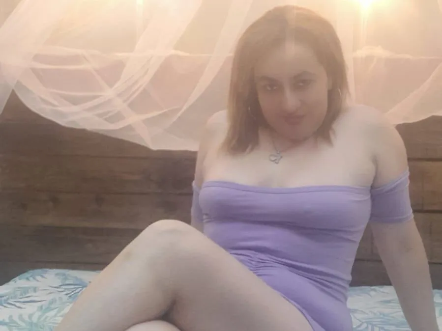 Live sex webcam photo for MissGomezz #3897402