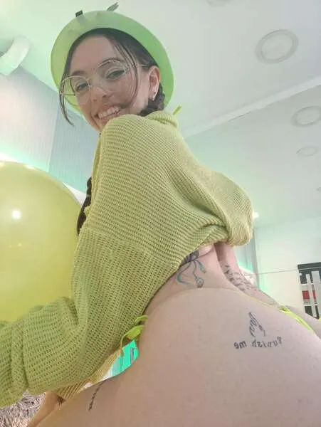 Live sex webcam photo for EmmaCollen #4131132